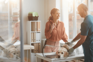 Vrouw bij dierenarts