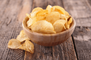 Chips in een bakje